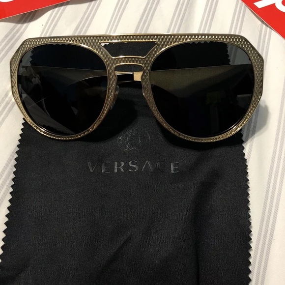 Versace - Picture 2 of 12